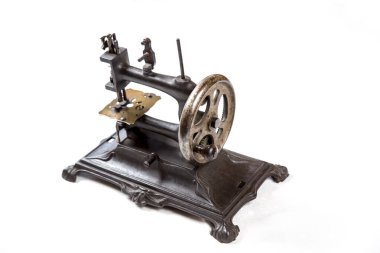 Vintage dikiş makinesi üzerinde beyaz izole