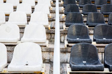 Futbol stadyumunda koltukları olan boş tribünler