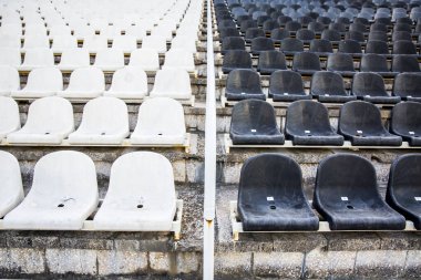 Futbol stadyumunda koltukları olan boş tribünler