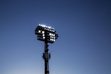 Stadyum ışıkları siyah arkaplanı yansıtıyor