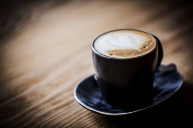 Tahta masada bir fincan kahve.