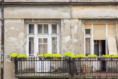 Pencereler kepenkleri kapatır