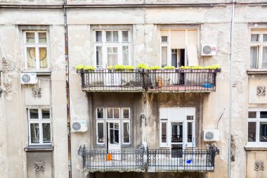 Pencereler kepenkleri kapatır