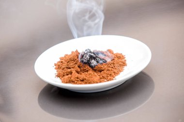 Yanan ve tüttüren kahve