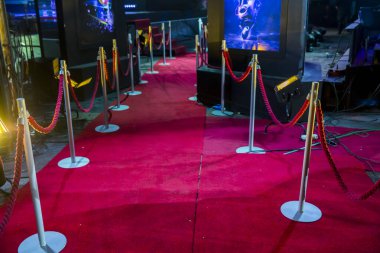 Resmiyette kırmızı halı ya da festival