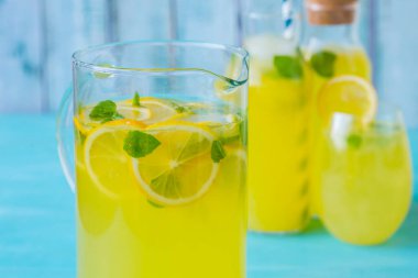 Mavi arka planda limon suyu 