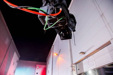 Kamera vinci açık havada çekim yapıyor.