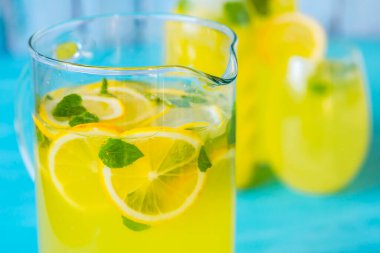 Mavi arka planda limon suyu 