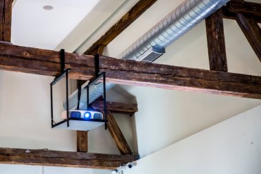 Evin tavanında dijital kamera var.