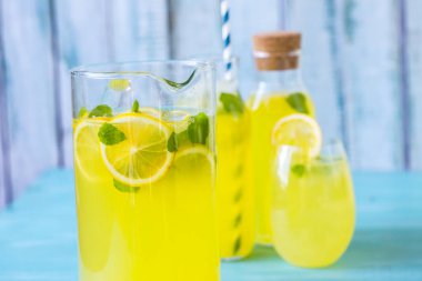 Mavi arka planda limon suyu 