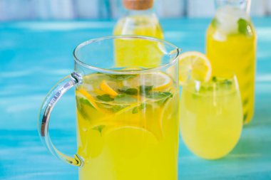 Mavi arka planda limon suyu 