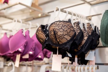 Kadın iç çamaşırları elbise mağazasında askıda.