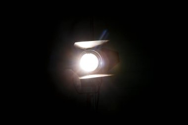 Sahne ışıkları arka planda parlıyor