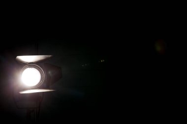 Sahne ışıkları arka planda parlıyor