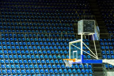 Oyun salonunda basketbol potası. Basketbol sahası, biraz gürültü.