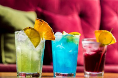 Barda renkli kokteyller var.