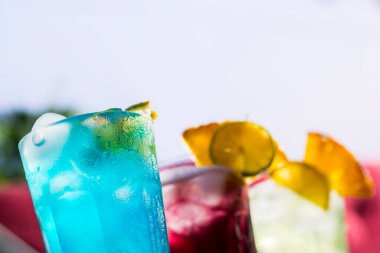 Barda renkli kokteyller var.