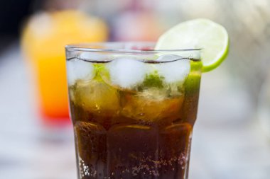 Limonlu ve buzlu taze kola.