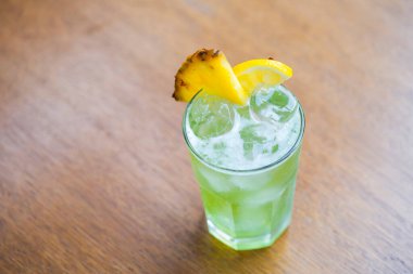 Kadehte horoz kuyruğu ananas ve limon.