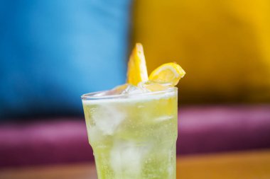 Kadehte horoz kuyruğu ananas ve limon.