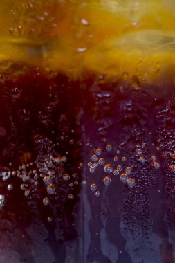 Buzlu ve limonlu kola.