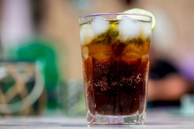 Buzlu ve limonlu kola.