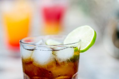 Buzlu ve limonlu kola.