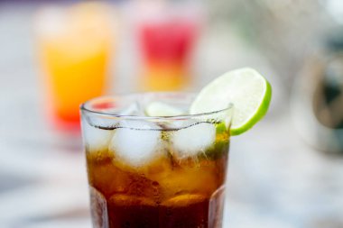 Buzlu ve limonlu kola.