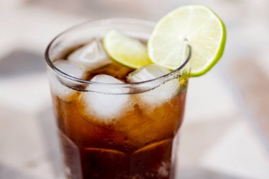 Buzlu ve limonlu kola.