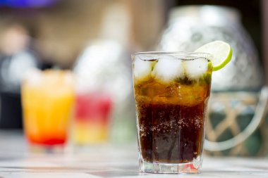 Buzlu ve limonlu kola.