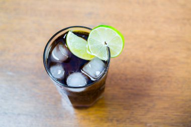 Soda ve egzotik ananas kokteyli.