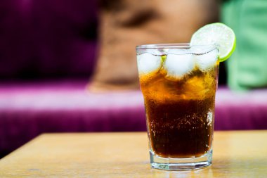 Soda ve egzotik ananas kokteyli.