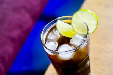 Soda ve egzotik ananas kokteyli.