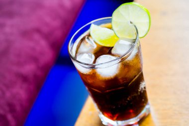 Soda ve egzotik ananas kokteyli.