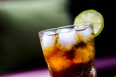 Soda ve egzotik ananas kokteyli.