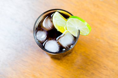 Soda ve egzotik ananas kokteyli.