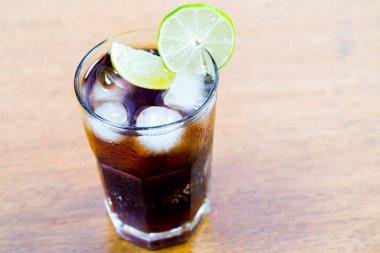 Soda ve egzotik ananas kokteyli.