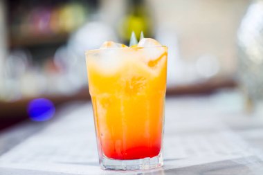 Portakal suyu ve buz küplü kokteyl, tekila gündoğumu.