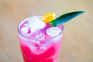 Portakal suyu ve buzlu kokteyl. Tekila gün doğumu