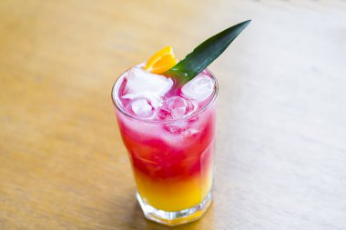 Portakal suyu ve buzlu kokteyl. Tekila gün doğumu