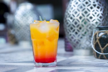 Portakal suyu ve buzlu kokteyl. Tekila gün doğumu