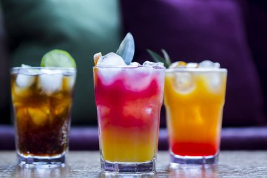 Masada üç renkli kokteyl