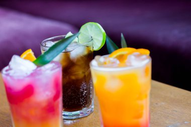 Masada üç renkli kokteyl