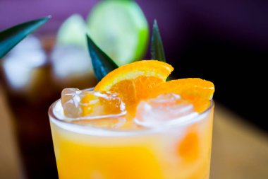 Masada bardakta iki kokteyl