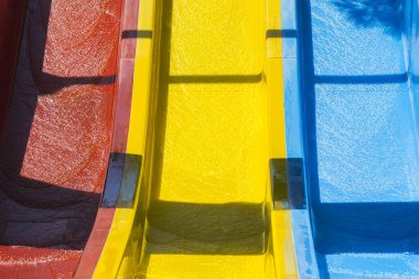 su kaydırağı su parkta