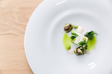 Peynirli, patlıcanlı, maydanozlu ve zeytinyağlı lezzetli yemekler.