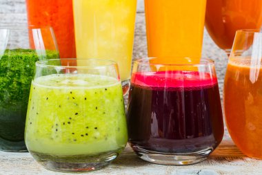 Taze sıkılmış elma, portakal, limon, greyfurt, havuç, domates, pancar, kivi, brokoli suyu.