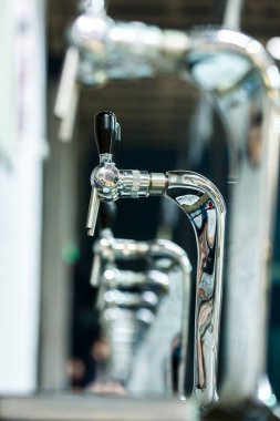 Bulanık barda bira boruları