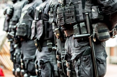 Anti-terör polisi siyah taktik tatbikatları gözlemledi.