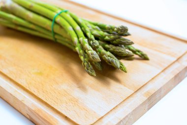 Ahşap tahtadaki kuşkonmazın kapağını kapat.